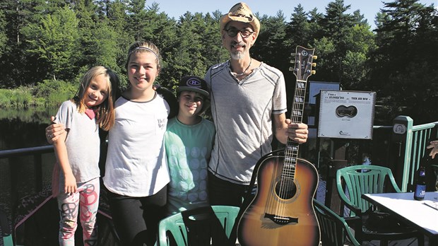 Cowboy Mo est r’venu à la Poudrière avec deux fiers à bras  