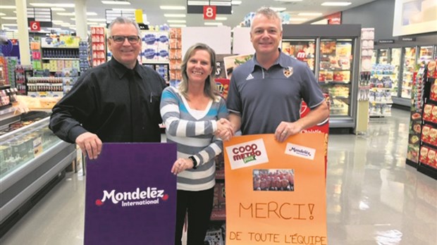 Coop Métro Plus remet 1000 $ au club de soccer juvénile de Danville-Asbestos