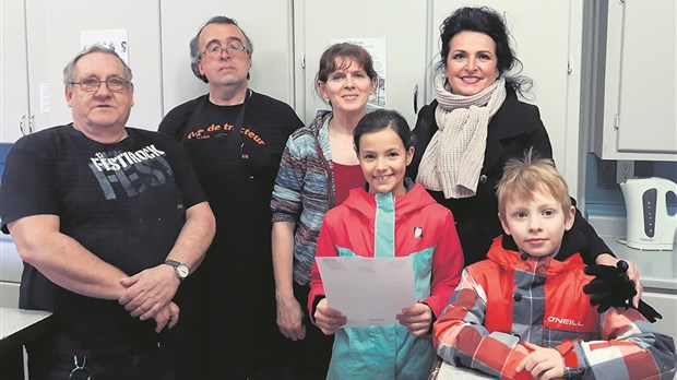 L’école du Plein-Cœur offre un don à la Popote Roulante