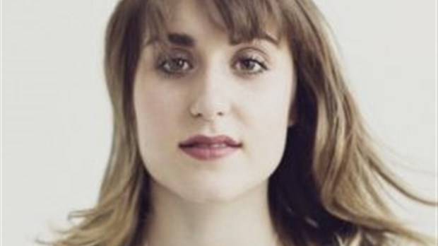 Caroline Savoie sur la scène de la salle Patrick-Quinn du Centre d’art