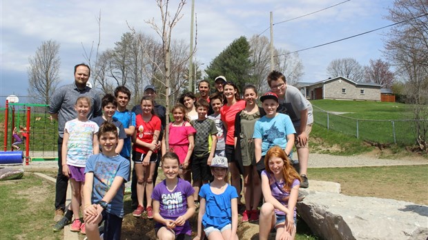 Les élèves de Saint-Gabriel ont planté des arbres pour embellir leur cour d’école