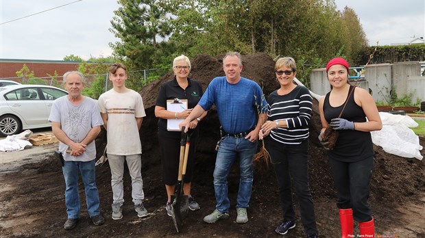 Des arbustes, du compost et une belle journée de printemps