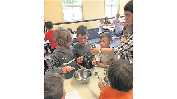 Les jeunes de l’école ADS  font de la cuisine chinoise