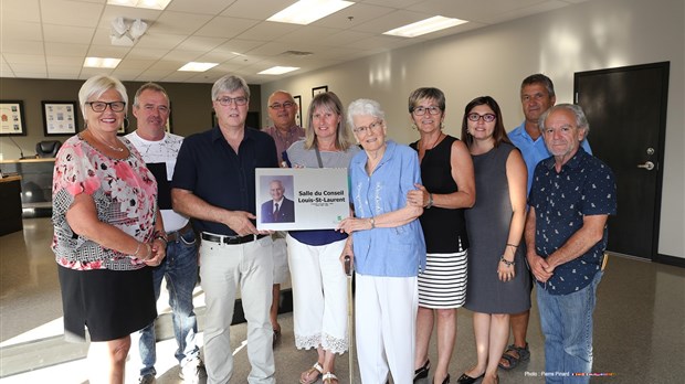 La salle du conseil municipal au nom de Louis-Saint-Laurent