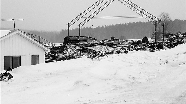 Une ferme laitière est la proie des flammes à St-Georges-de-Windsor