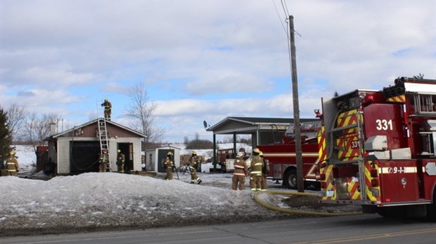 Feu dans un garage sur la 143