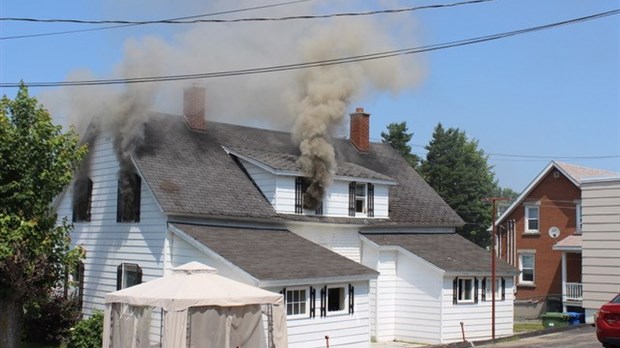 Un duplex en feu à Windsor et une roulotte endommagée à Val-Joli 