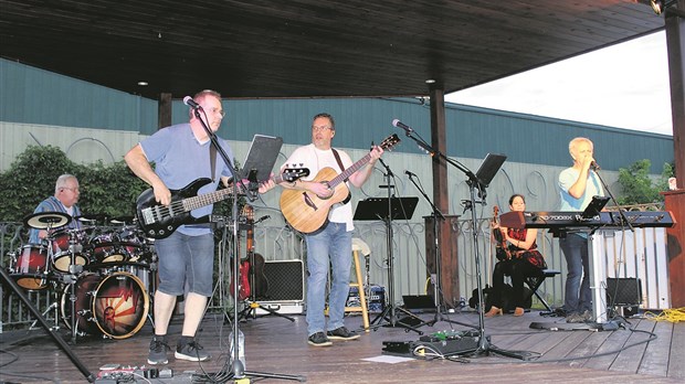 Trois bands de musique à la Place René-Thibault