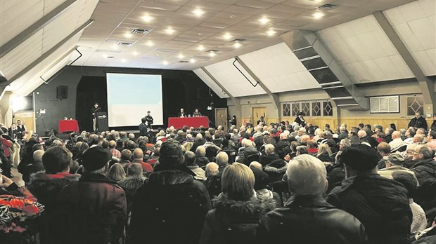 300 pesonnes à la rencrontre pour le changement de nom d'Asbestos