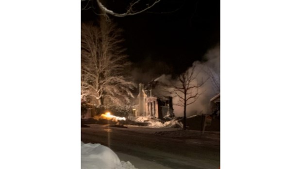 Une résidence ravagée par les flammes aux Trois-Lacs