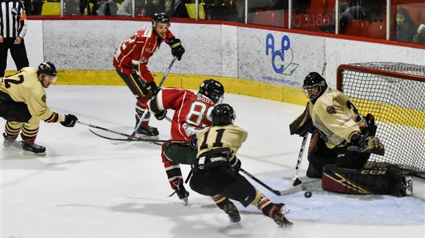 Le Desjardins-Wild amasse un important point contre Coaticook