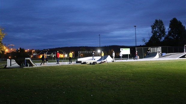 Nouvel éclairage au parc de planche à roulettes Enzo