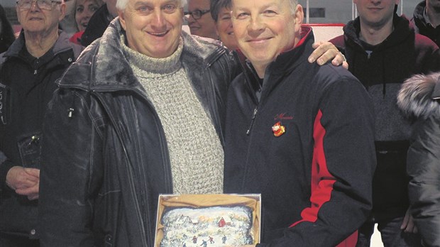 Remise du cadeau-souvenir au président d’honneur