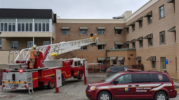 Asbestos pose un geste de cœur envers ses ainés