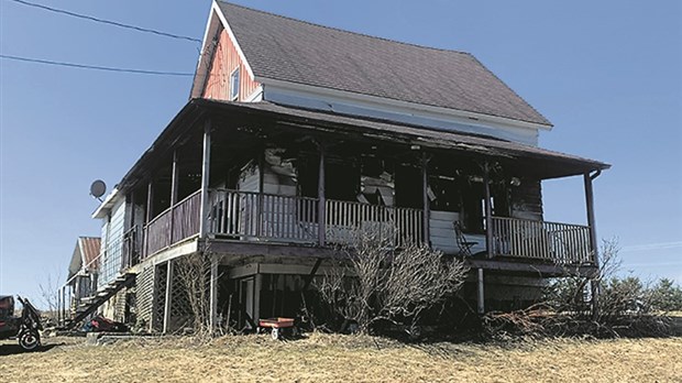 Une maison ravagée par le feu à St-François