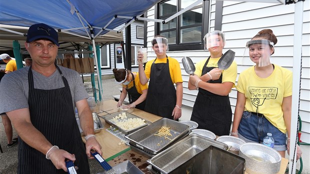 Vente de poutines au Centre de répit Théo Vallières
