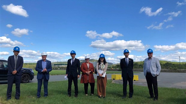 Des membres du Consulat Général du Japon à Montréal en visite chez Alliance Magnésium