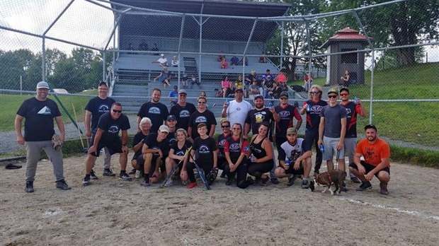 Beaucoup de plaisir au tournoi familial de balle lente de Saint-Claude