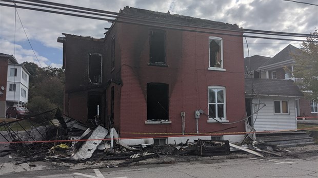 Un immeuble à logements emporté par les flammes à Richmond