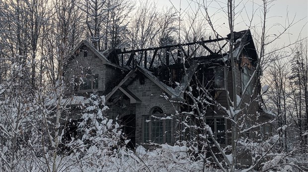 Une résidence familiale ravagée par le feu à Richmond