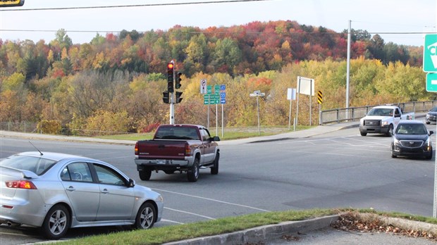 Congestion à l’intersection de la route 143 et de la rue Saint-Georges