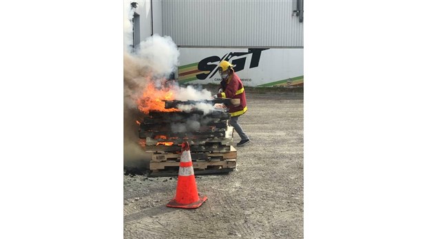 Des pompiers d’un jour à l’usine d’Exo-s de Richmond