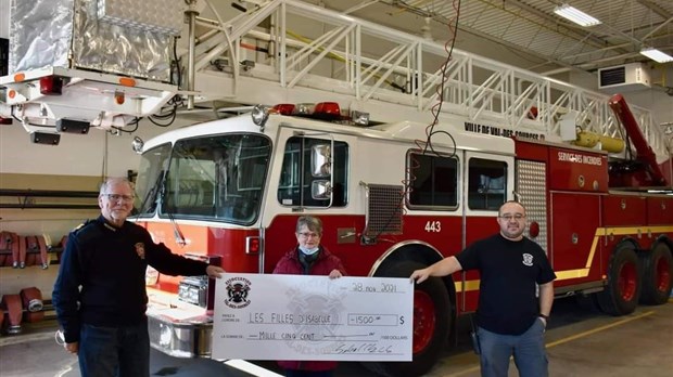 L’Association des Pompiers de Val-des-Sources remet 1500 $ aux Filles d’Isabelle pour les paniers de Noël