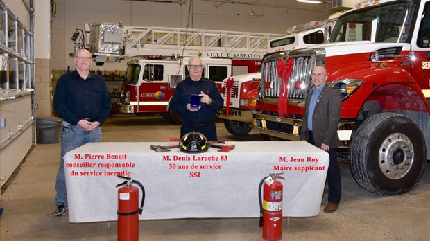 Des membres du Service Incendie de Val-Des-Sources honorés pour leurs années de service