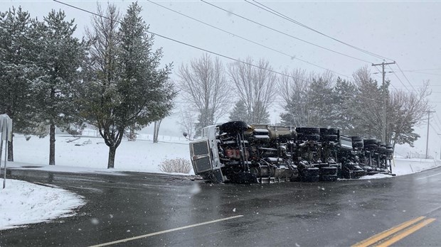 Camion renversé près de St-Claude