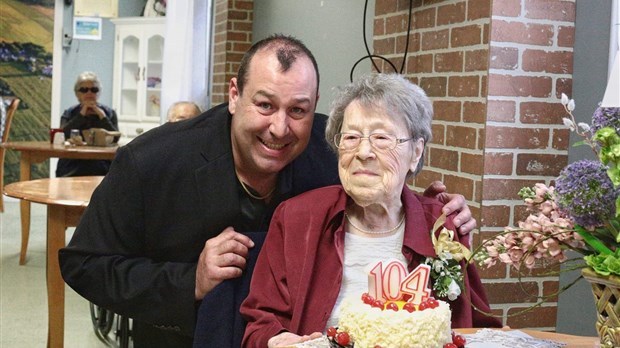 Les 104 ans de Mme Annette Houle célébrés à la Résidence Wotton