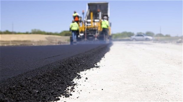 Travaux d’asphaltage de l’autoroute 10-55