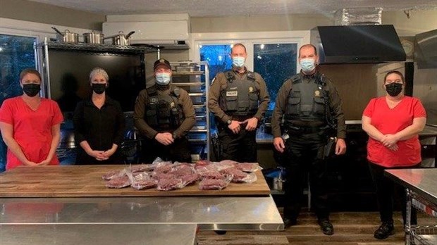 Des policiers partagent le fruit de leur chasse avec les plus démunis