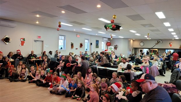 Accueil des nouveau-nés pendant une fête de Noël réussie à Saint-Claude