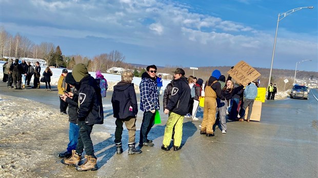 Des élèves manifestent contre le port du masque obligatoire