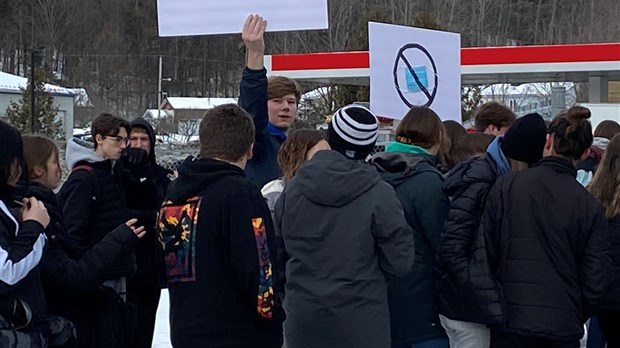 Des élèves du Tournesol manifestent contre le port du masque