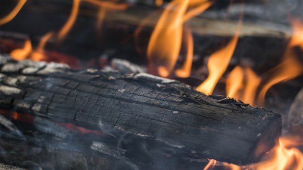 Les cendres chaudes provoquent un incendie dans un garage