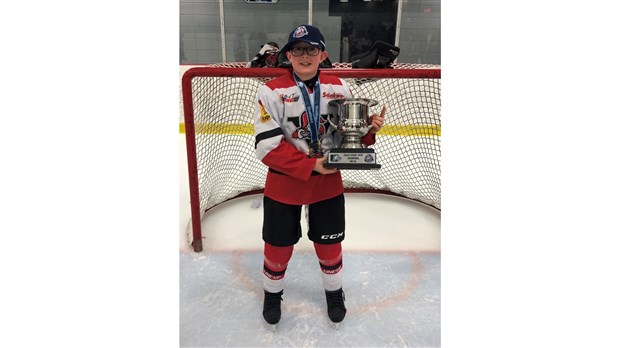 Noah Schroeders : un champion provincial au hockey