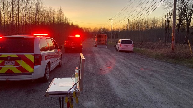 Les pompiers combattent un feu de broussaille sur le terrain de la Domtar