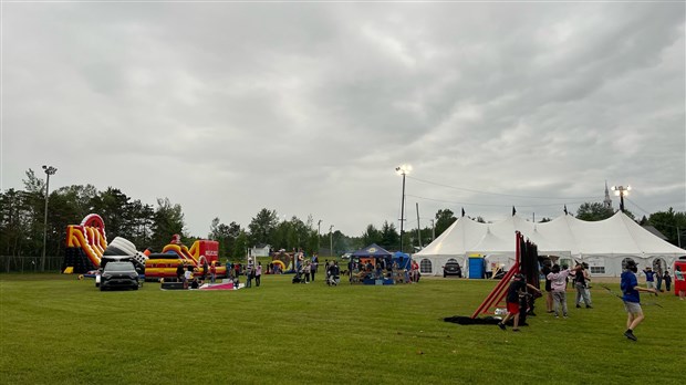 La pluie s’invite aux festivités