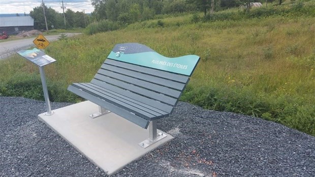 Ajout d’un nouveau mobilier urbain pour contempler les étoiles à Saint-Adrien