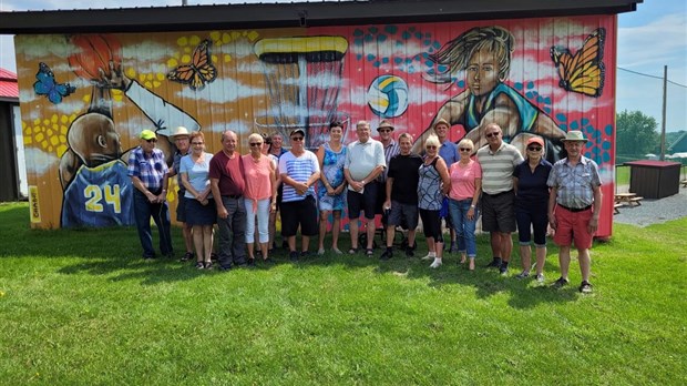 Inauguration de la fresque du dos de l’estrade du terrain de balle