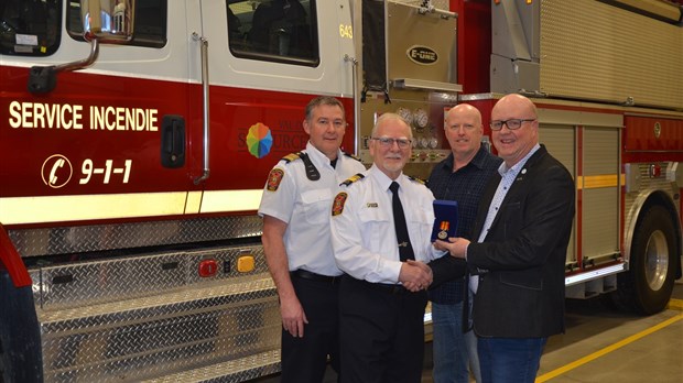 Des membres du service de sécurité incendie de Val-des-Sources honorés pour leurs années de services