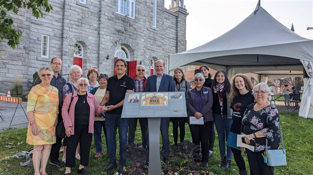 Le maire Adam Rousseau inaugure le panneau patrimonial de l’orgue Mitchell-Forté