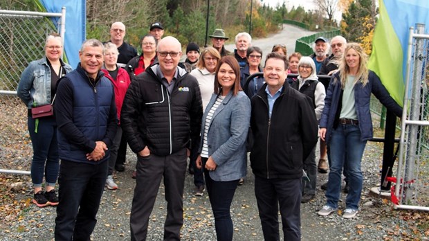 Val-des-Sources inaugure un tout nouveau sentier pédestre en bordure du puits minier