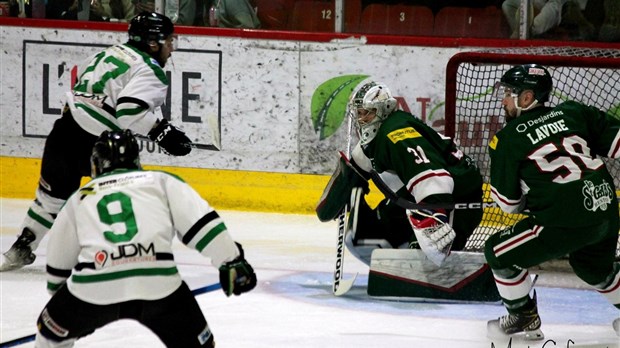 Le Desjardins – Wild double les Cougars à Warwick