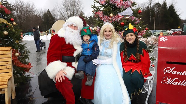 Malgré la pluie, le père Noël arrive à Windsor