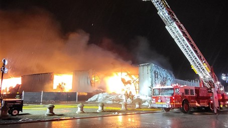 Un incendie d’une rare intensité toujours en cours à Kingsey Falls