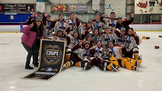 L’équipe féminine des Harfangs gagne la grande finale du M-15 AAA