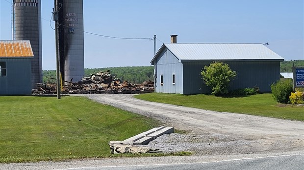 Un bâtiment de ferme complètement détruit par les flammes à Saint-Camille