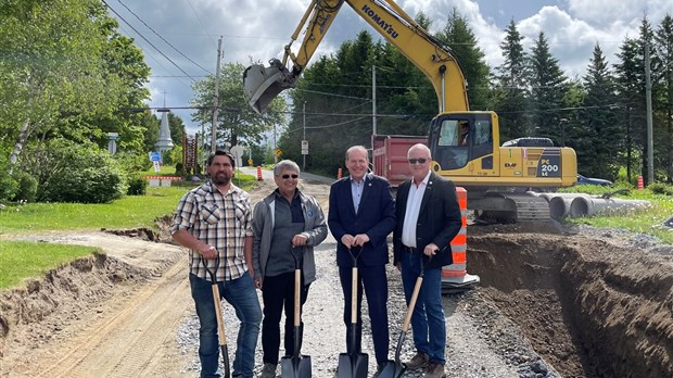 Première pelletée de terre de la seconde phase de la route 257